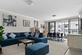 'Vibrant City Gem' Stylish Retreat for Work and Play, Sydney